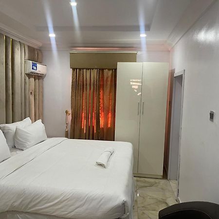 White Gold Hotel Ikeja Buitenkant foto