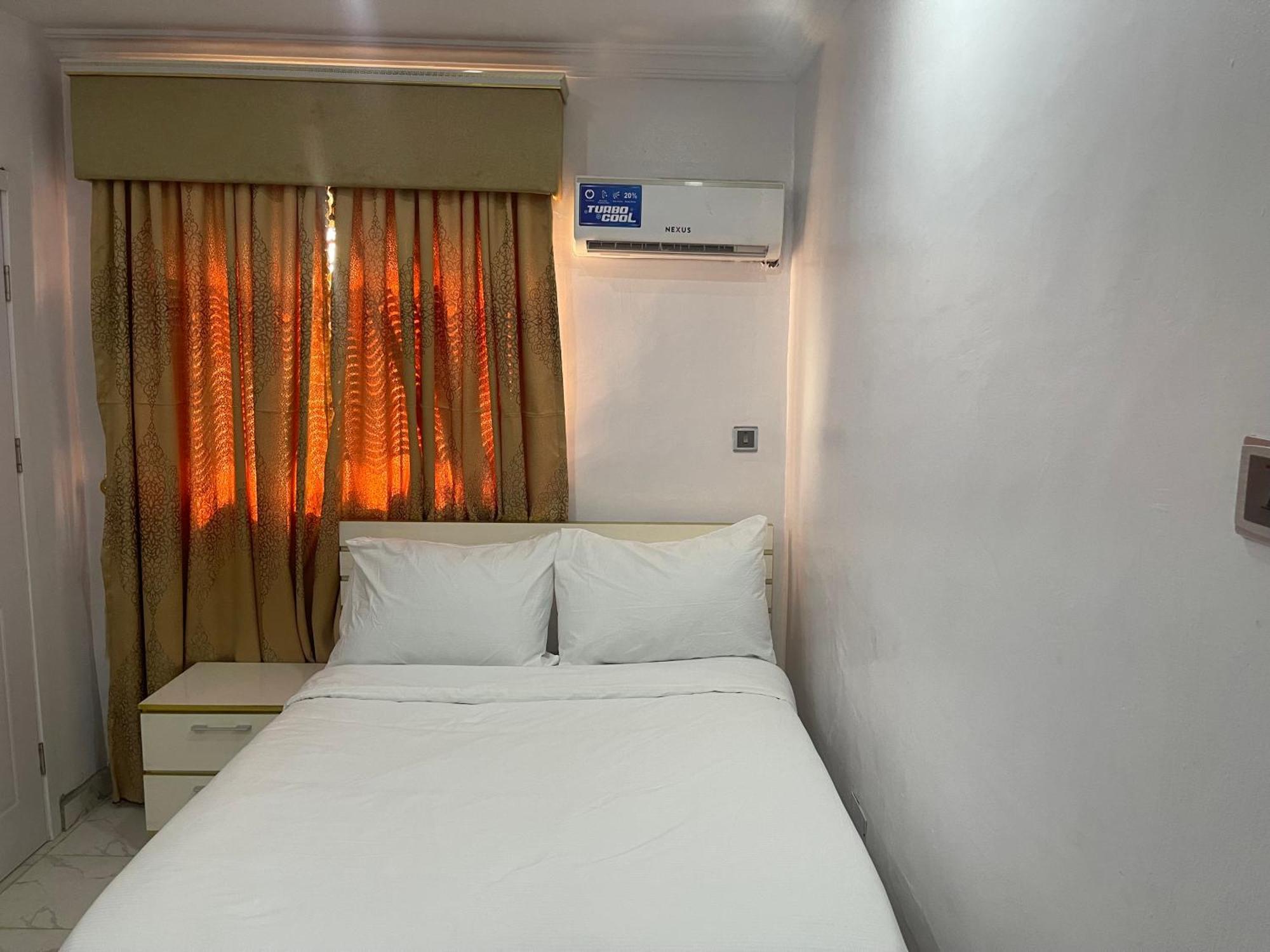 White Gold Hotel Ikeja Buitenkant foto