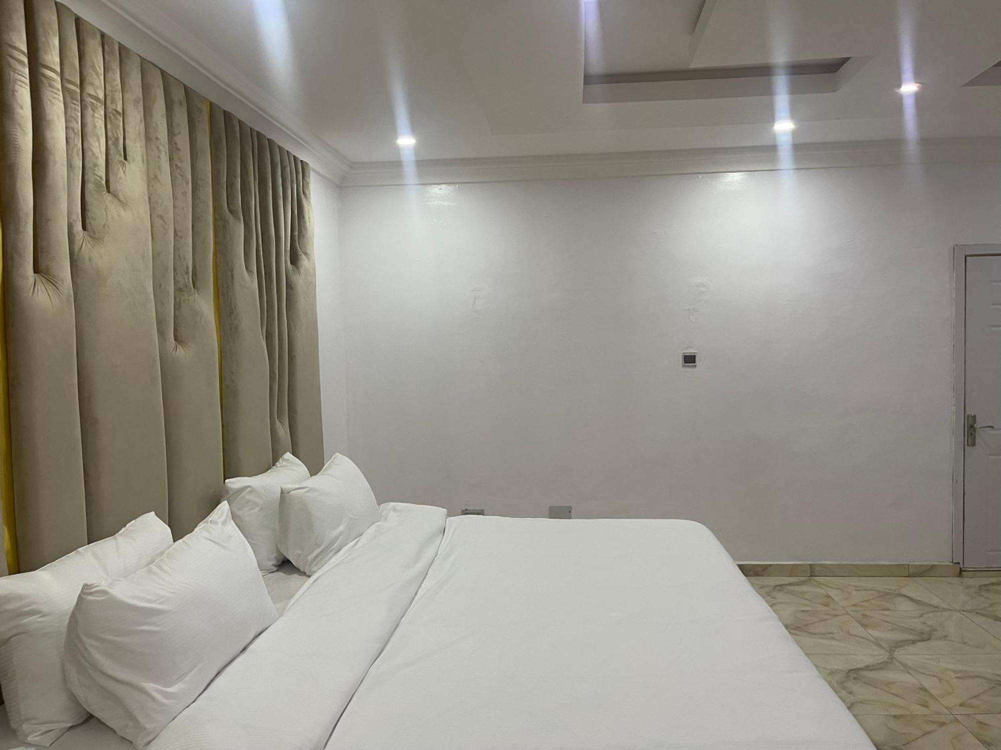White Gold Hotel Ikeja Buitenkant foto