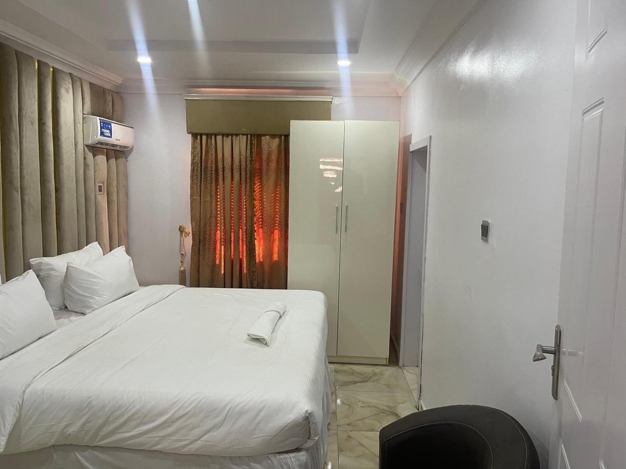 White Gold Hotel Ikeja Buitenkant foto