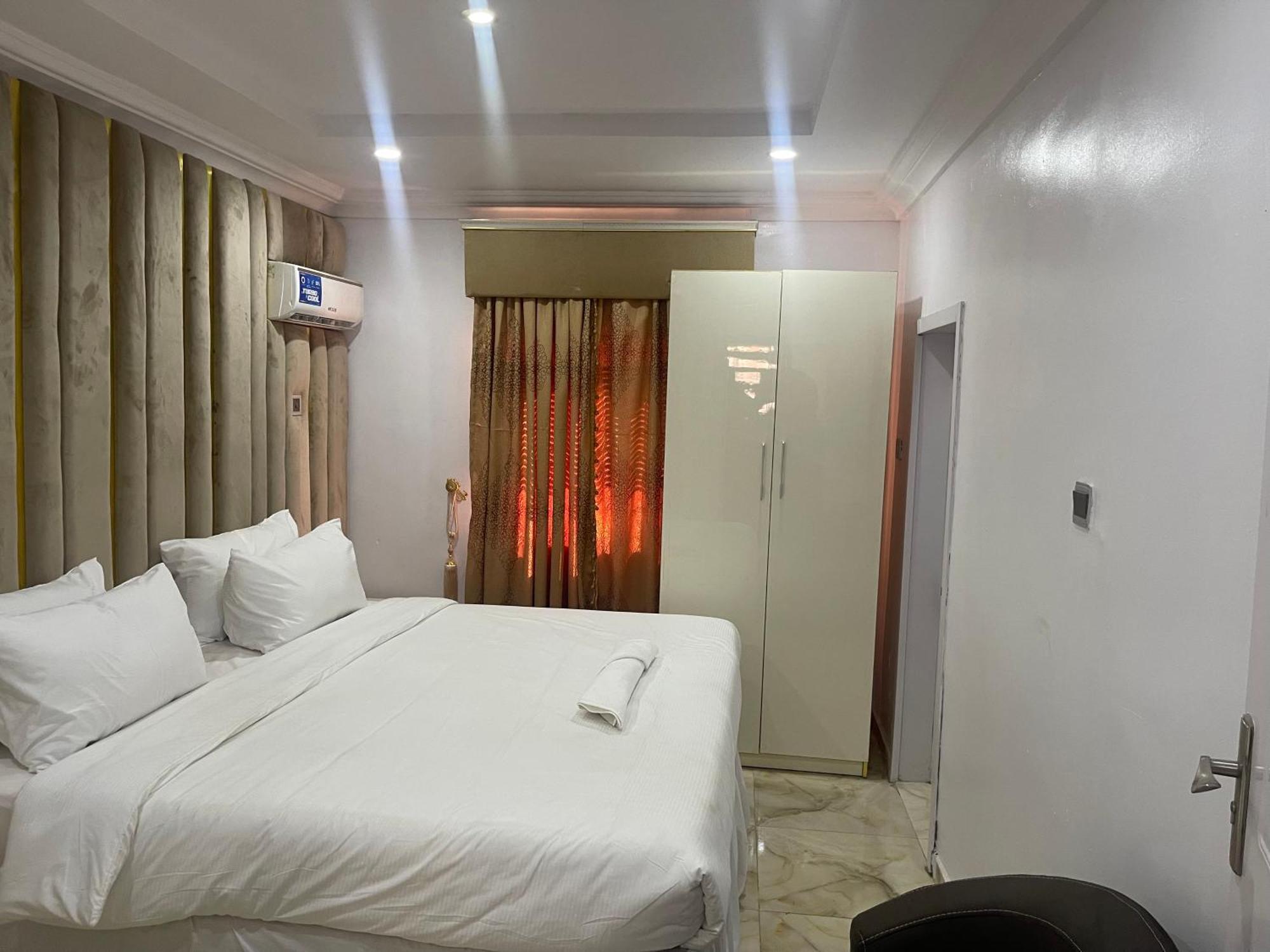 White Gold Hotel Ikeja Buitenkant foto