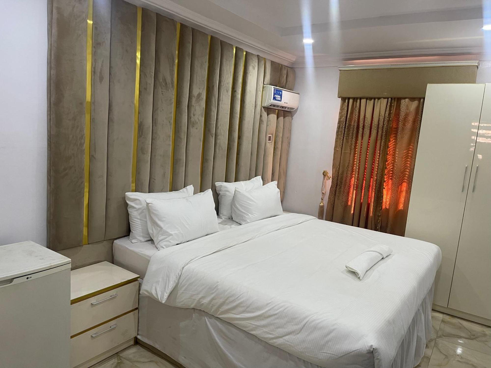 White Gold Hotel Ikeja Buitenkant foto