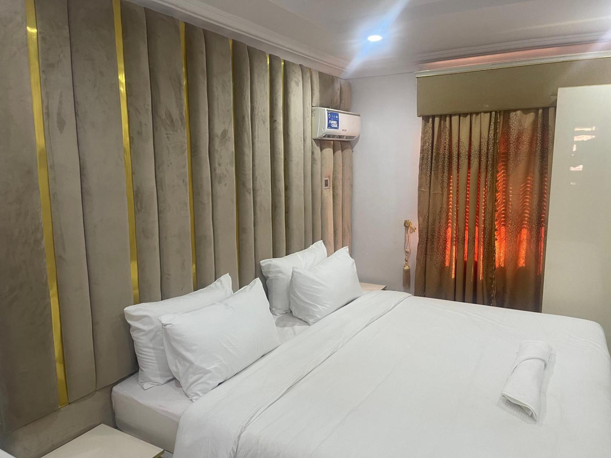 White Gold Hotel Ikeja Buitenkant foto